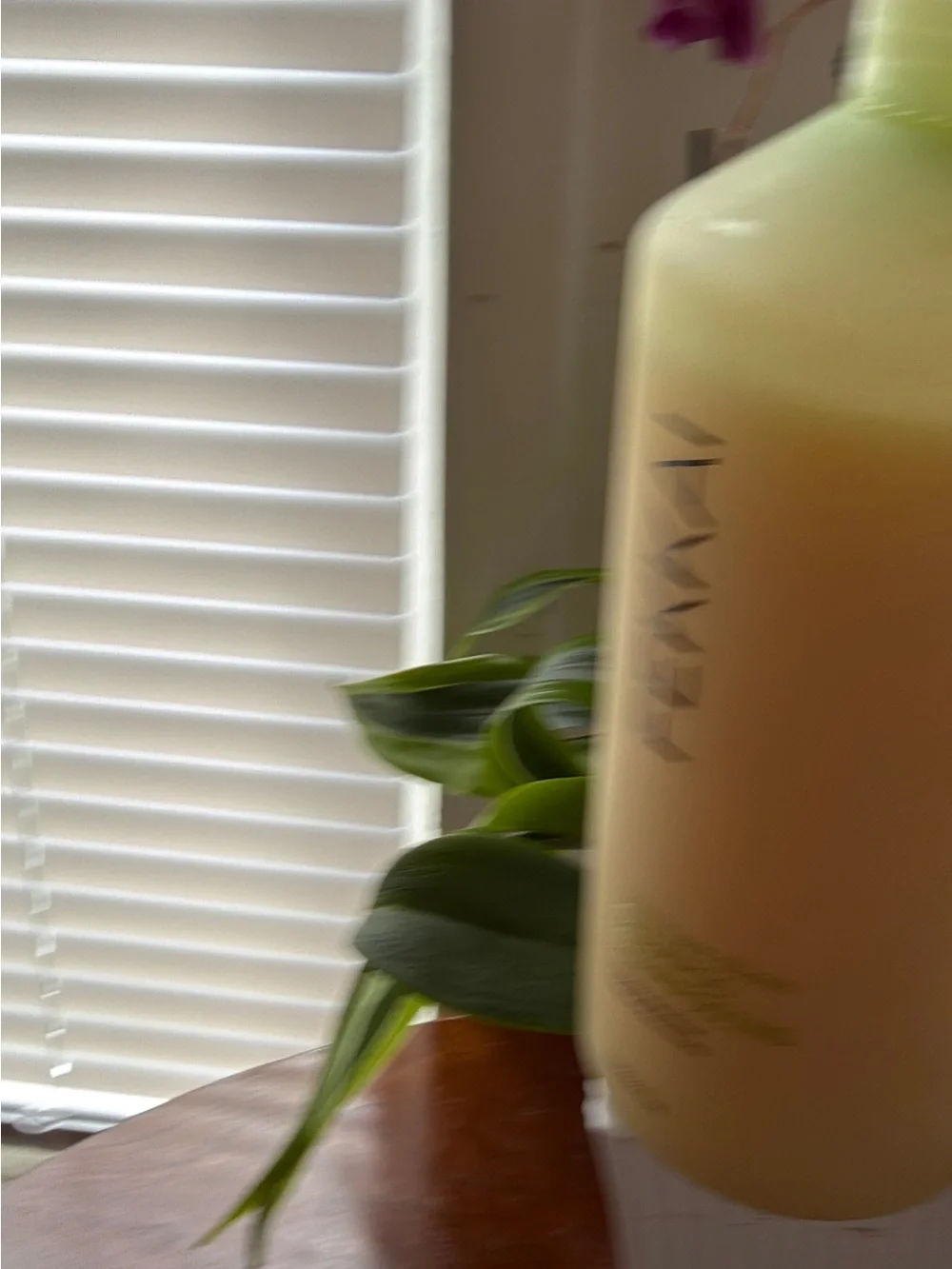 Brilliant Gloss Shampoo - Cream It's not used, I dropped it a little